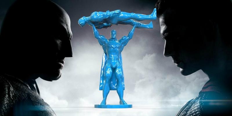 超人举起蝙蝠侠3D打印模型