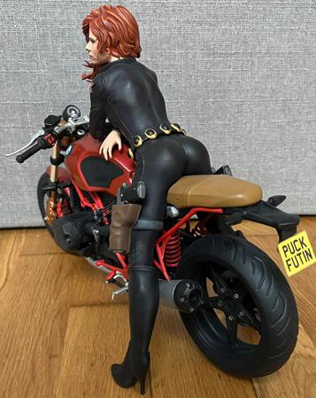 摩托车上的黑寡妇3D打印模型