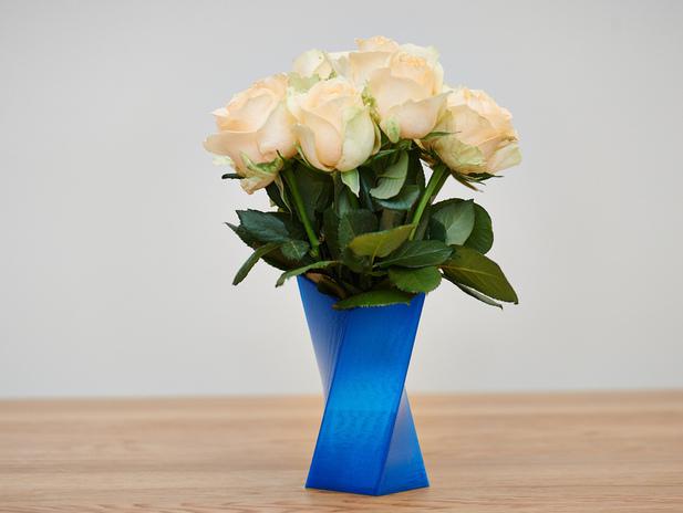 蓝色扭曲花瓶3D打印模型